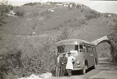 Sacro Monte di Varese, autisti in posa con i primi autobus (1954) da negativa 24x36 da negativa 24x36